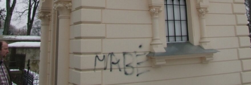 Terlionė ant Vilei&scaron;ių &scaron;eimos memorialo Rasų kapinėse