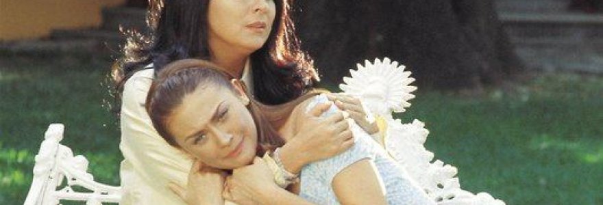 Victoria Ruffo ir Aracely Arambula seriale „Apkabink mane“ (2000 m.)