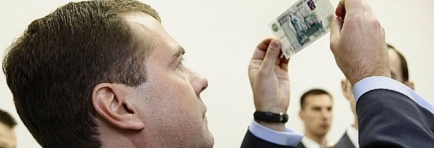 Rusijos prezidentas Dmitrijus Medvedevas Rusijos Banką ragino rečiau kaitalioti rublio kursą.