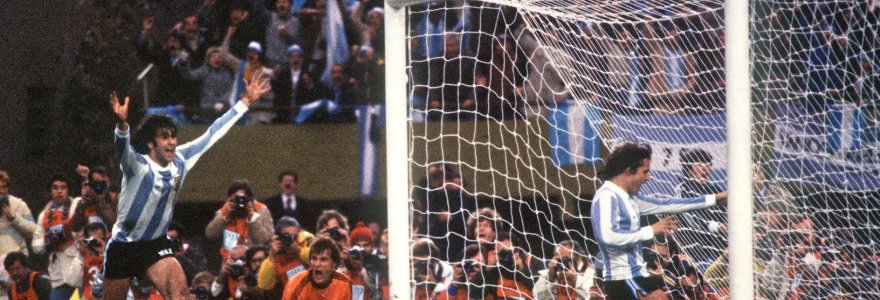 Mario Kempes ir Danielis Bertoni švenčia įvartį į Nyderlandų vartus 1978 metų pasaulio čempionate