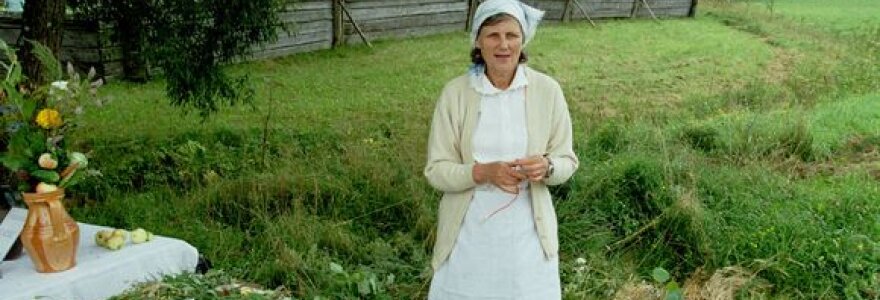Įvairiose &scaron;alies vietose lauks tradiciniai Žolinių atlaidai bei &scaron;ventinis &scaron;urmulys po jų.   Nuotraukoje - muziejininkė Gražina Žumbakienė.