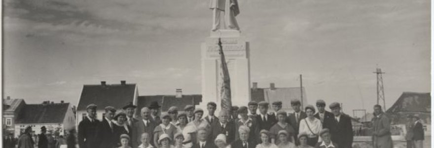 Studentai prie Vinco Kudirkos paminklo 1934 m.