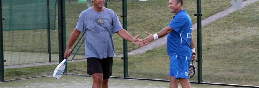 Šarūnas Marčiulionis žaidžia padelio tenisą / „Padel Lietuva“ nuotr.