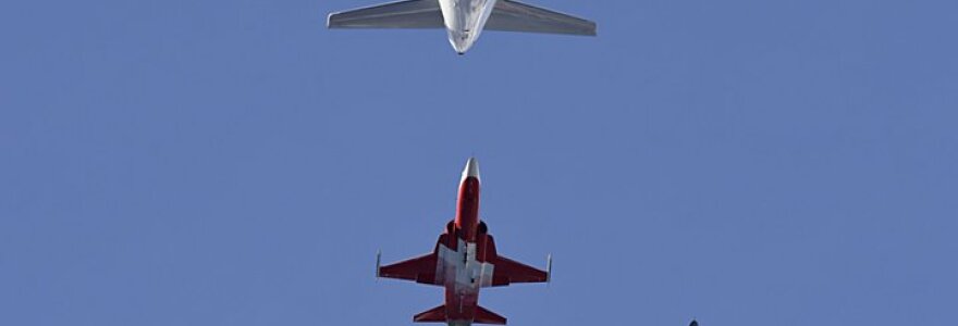 &Scaron;veicarijos oro pajėgų akrobatų komandos &bdquo;Patrouille Suisse&ldquo; lydimas lėktuvas &bdquo;Airbus A320&ldquo; 