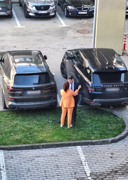 Igno Jačausko / 15min. nuotr./Daiva Petkevičienė ir Remigijus Žemaitaitis prie jo automobilio „Land Rover Range Rover Sport“