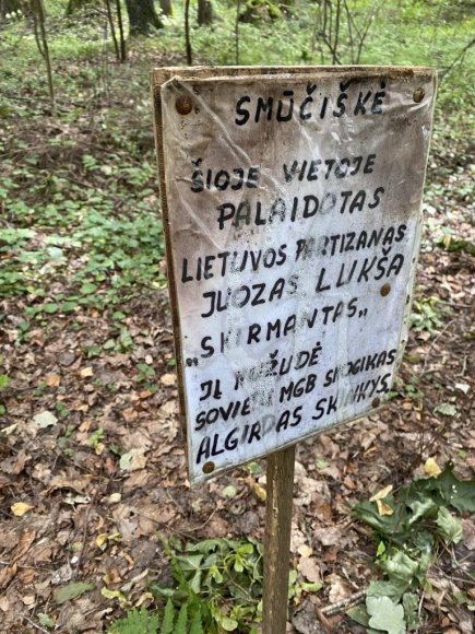 Skaitytojos Eugenijos nuotr./Grybautojos miške ties Pažėrais atrasta lentelė 