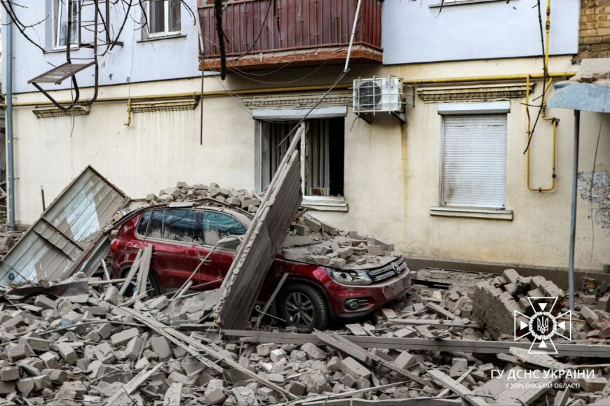 Ukrainos valstybinės nepaprastųjų situacijų tarnybos nuotr./Rusija surengė oro antskrydį Chersone