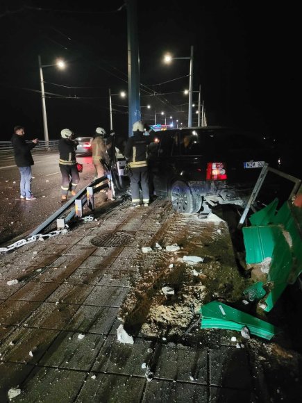 Kur stovi policija Kaune grupės nuotr./Avarija A.Juozapavičiaus pr. ant tilto