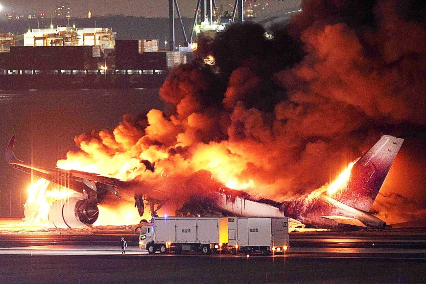 AFP/„Scanpix“ nuotr./Tokijo oro uoste užsidegė keleivinis lėktuvas