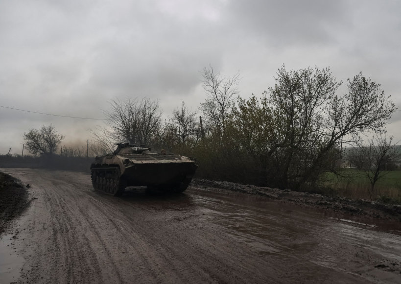 „Reuters“/„Scanpix“ nuotr./Ukrainos tankai juda link fronto linijos Bachmute