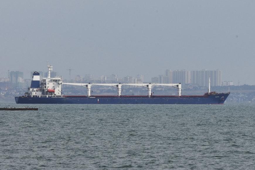 „Scanpix“/AP nuotr./Laivas „Razoni“ su grūdais iš Ukrainos išplaukia iš Odesos uosto.