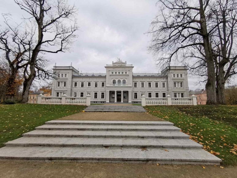 Aurelijos Jašinskienės/15min.lt nuotr./Oginskių rūmai Plungės parke