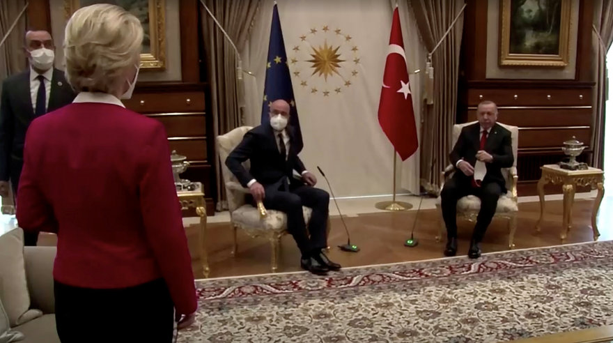 „Reuters“/„Scanpix“ nuotr./U.von der Leyen stovi, o R.T.Erdoganas ir Ch.Michelis sėdi