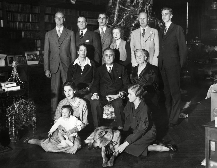 Vida Press nuotr./Prezidentas Franklinas Rooseveltas su šeima šv. Kalėdų dieną