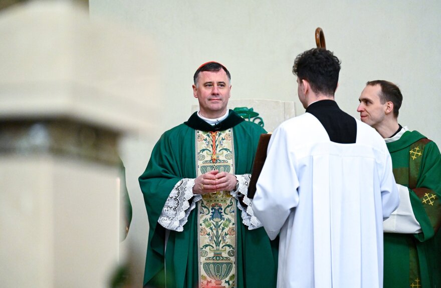 Aistės Karpytės/Vilniaus arkivyskupijos nuotr./Kardinolas Rolandas Makrickas aukojo mišias Vilniaus arkikatedroje Vasario 16-ąją