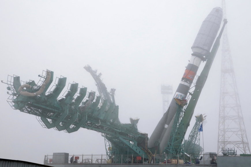 „Reuters“/„Scanpix“ nuotr./Raketa nešėja „Sojuz“ su JK įmonės „OneWeb“ palydovais gabenama į paleidimo aikštelę Baikonūro kosmodrome, kovo 2d.