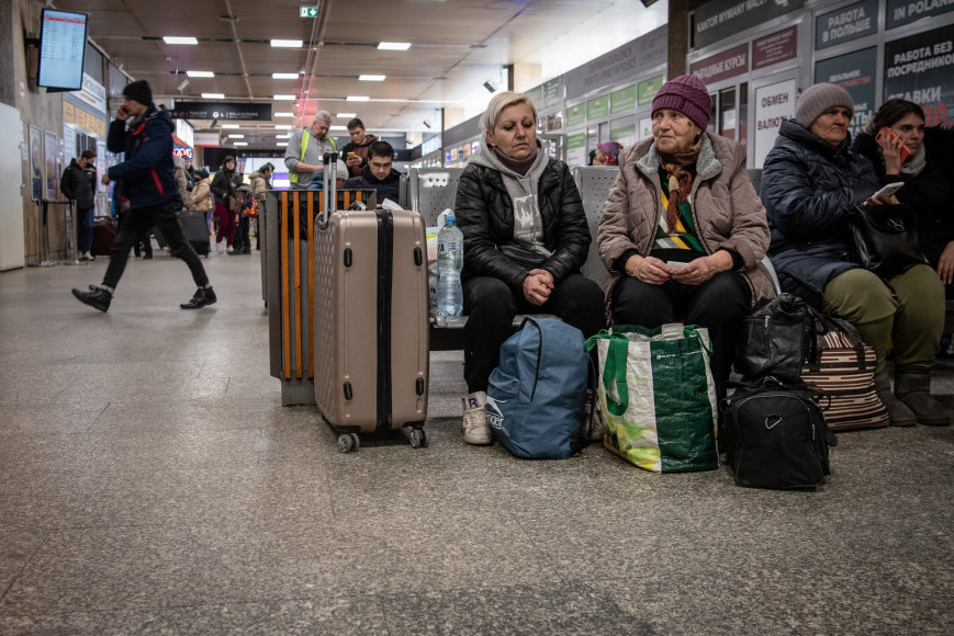 Gabrielės Navickaitės  / 15min nuotr./Varšuvos centrinėje stotyje pabėgėliai laukia transporto į kitus Lenkijos bei Europos mietus 