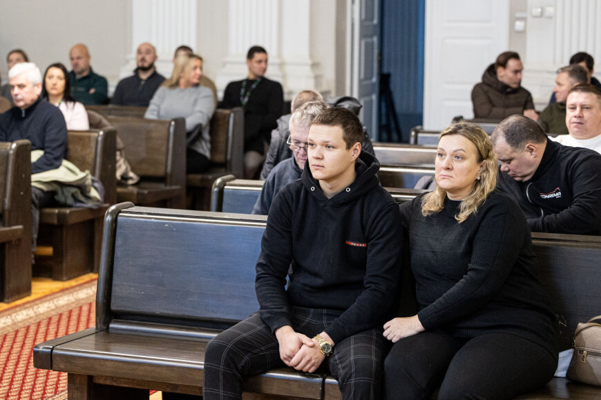 Pauliaus Peleckio / BNS nuotr./Pasieniečio Karolio Ilgevičiaus bylos nagrinėjimas: nukentėjusieji prieš posėdį