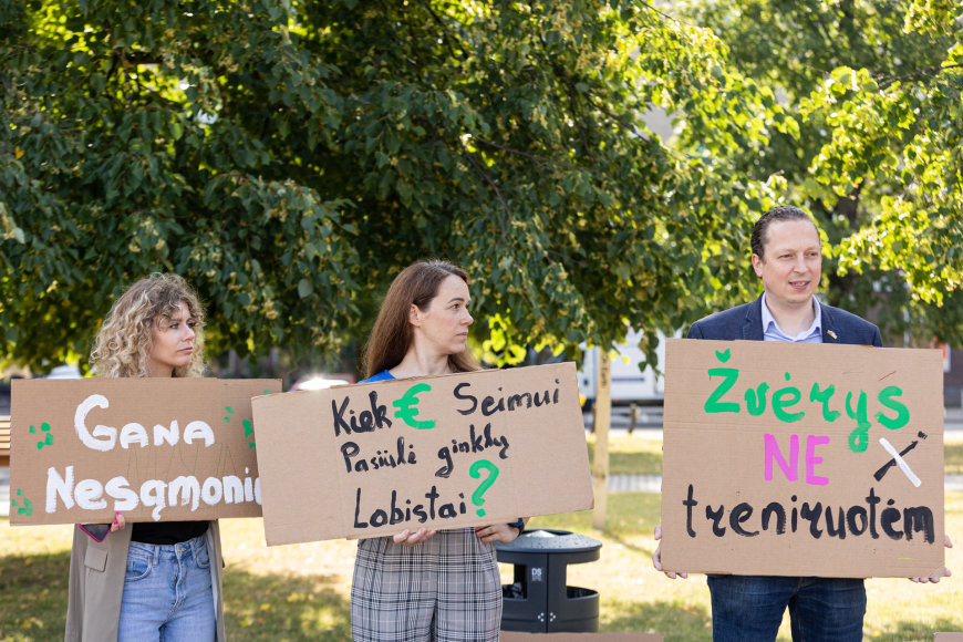 Pauliaus Peleckio / BNS nuotr./Protestas prieš naktinio matymo taikiklių pataisų įteisinimą medžioklėje