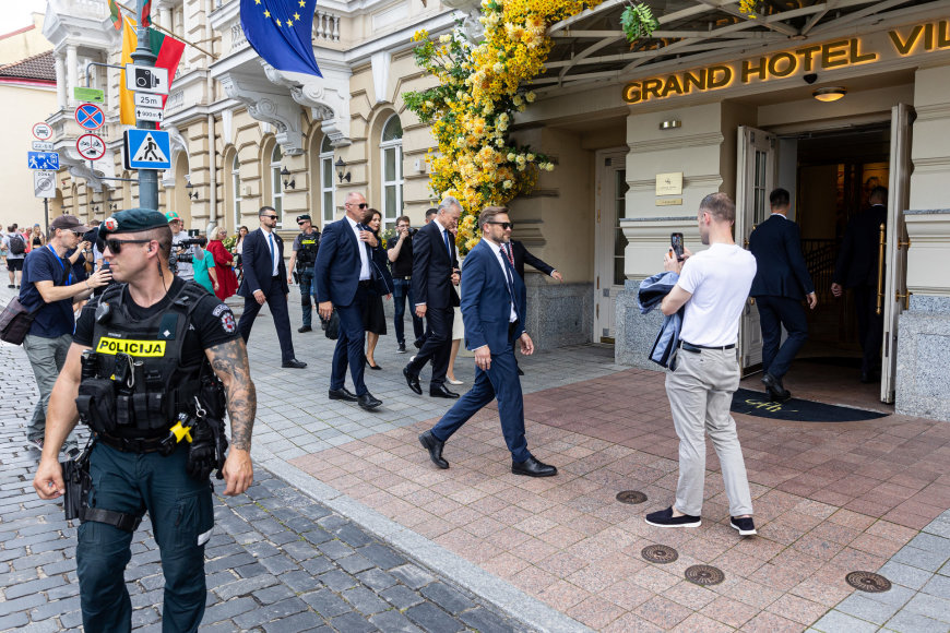 Pauliaus Peleckio / BNS nuotr./Inauguracijos iškilmėms skirta Lietuvos ginkluotųjų pajėgų vėliavų būrių rikiuotė Vilniaus arkikatedros bazilikos aikštėje