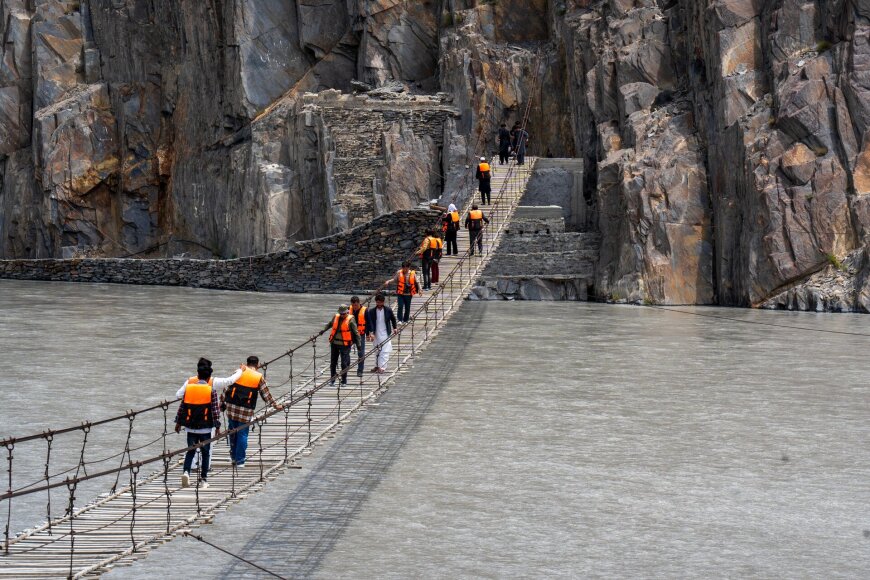 Wisnu Gareng / Shutterstock.com nuotr. / Hussaini kabantis tiltas Pakistane