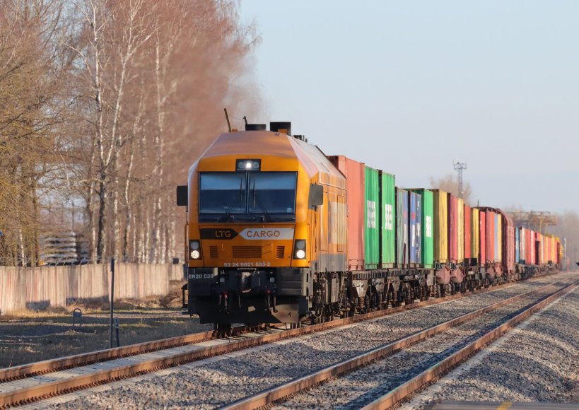 Andriaus Kvedaro nuotr./„LTG Cargo“ „Siemens“ lokomotyvas su konteineriniu traukiniu, Šilėnai, 2022 m.