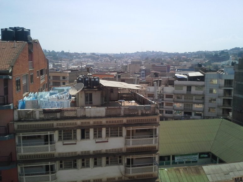 Asmeninio archyvo nuotr. / Kampaloje gyvenama ir ant stogų