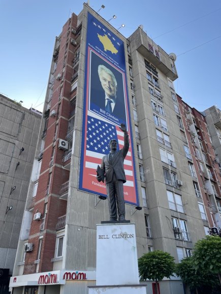 Asmeninio archyvo nuotr. / Paminklas B.Clintonui Prištinoje, Kosove