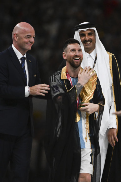 AFP/„Scanpix“ nuotr./Lioneliui Messiui buvo įteikta Kataro emyro dovana