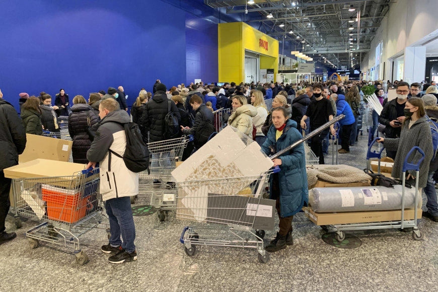 „Reuters“/„Scanpix“ nuotr./Eilės „IKEA“ prekybos centre