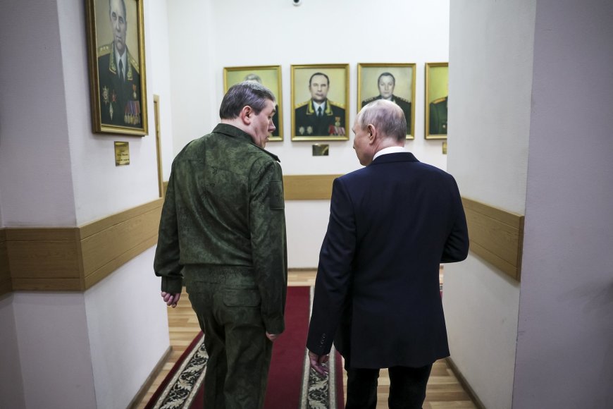 „Scanpix“/AP nuotr./Vladimiras Putinas ir Valerijus Gerasimovas lankosi kariniame štabe, skirtame puolimui Ukrainoje 