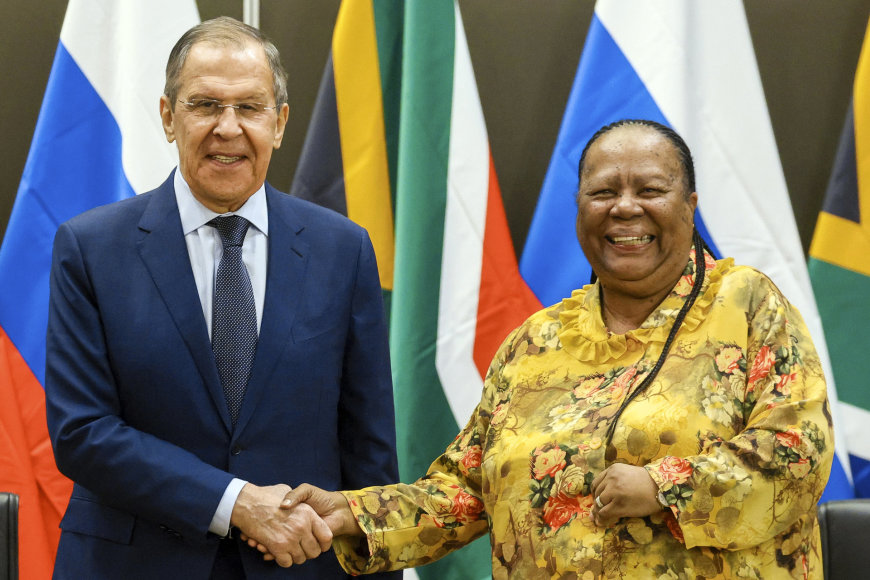„AP“/„Scanpix“/Rusijos užsienio reikalų ministras Sergejus Lavrovas ir Pietų Afrikos Respublikos tarptautinių santykių ir bendradarbiavimo ministrė Naledi Pandor