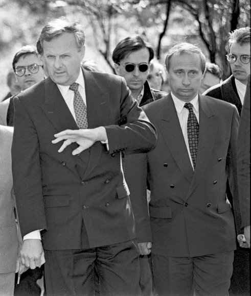 „Scanpix“/AP nuotr./Anatolijus Sobčakas ir Vladimiras Putinas (1994 m.)