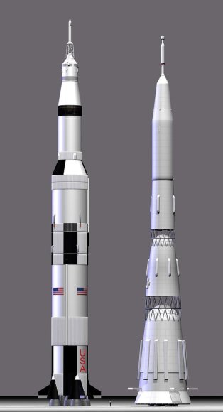 Ebs08/Wikipedia.org iliustr./Raketų nešėjų „Saturn V“ (kairėje) ir N-1 palyginimas. Mastelio suvokimui atkreipkite dėmesį į mažytę žmogaus figūrėlę piešinio apačioje