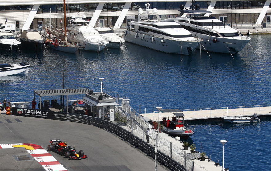 „Reuters“/„Scanpix“ nuotr./Formulės 1 Monaco Grand Prix žiūrovai stebi lenktynes ir tribūnose ir iš prabangių jachtų