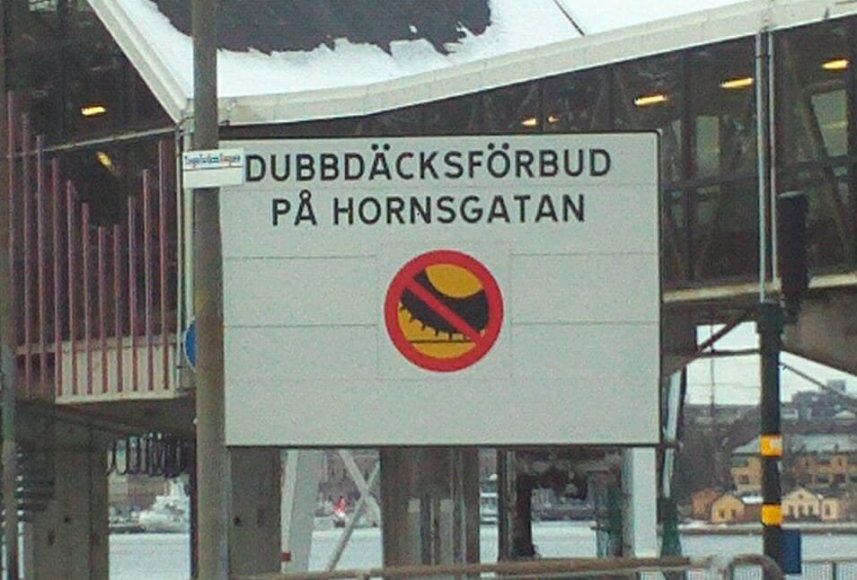 Perspėjimas Švedijoje, nurodantis, kad automobiliai su dygliuotomis padangomis kai kuriose gatvėse nėra laukiami. (Wikimedia)