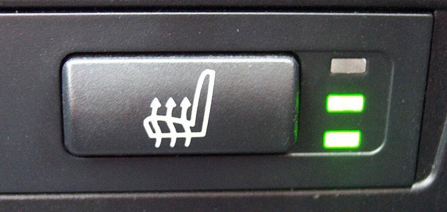 Šildomų sėdynių mygtukas 21-ojo amžiaus pradžios BMW. (Wikimedia)