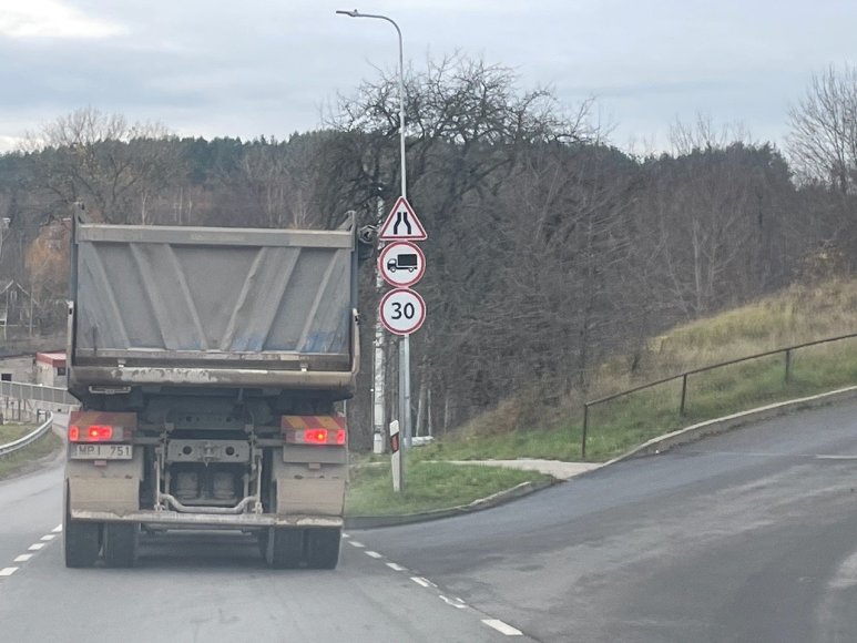 Skaitytojo nuotr./Sunkvežimiai, važiuojantys per Mūrinės Vokės tiltą