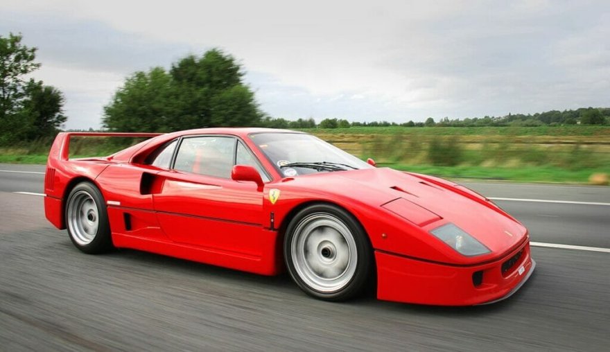 Ferrari F40 kėbulas turėjo Kevlaro dalių. (Will ainsworth, Wikimedia(CC BY-SA 3.0)