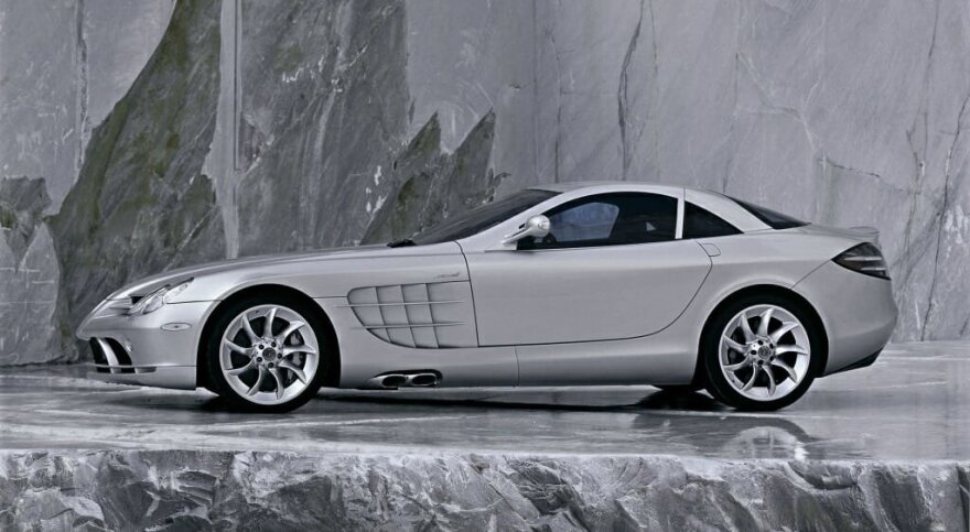 Mercedes-Benz SLR McLaren su šoniniu išmetimu. (Daimler nuotrauka) Mercedes-Benz SLR McLaren, 2003 to 2009.