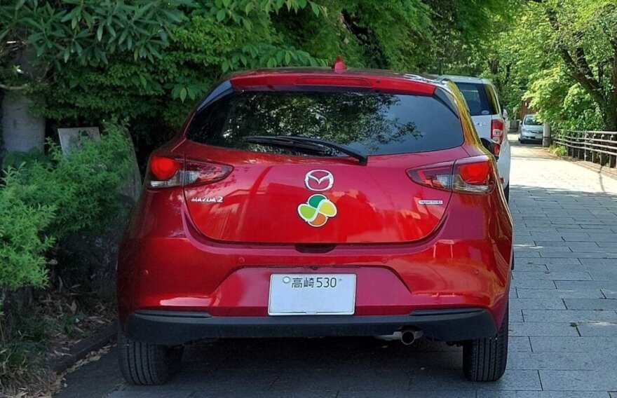 Kōreisha lipdukas ant Mazda 2 hečbeko (MikaPr65, Wikimedia (CC BY-SA 4.0)