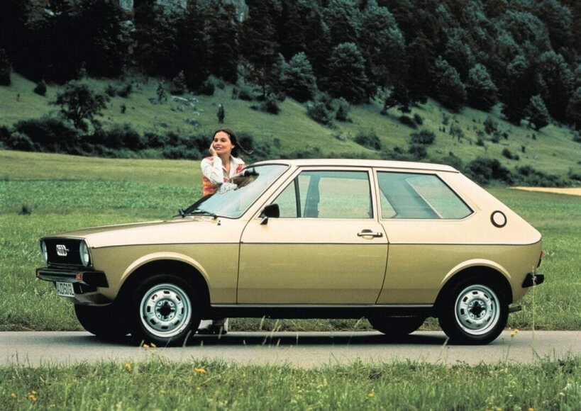 1974 metais Audi 50 tapo pirmuoju moderniu vokišku supermini klasės automobiliu. (Audi nuotrauka)