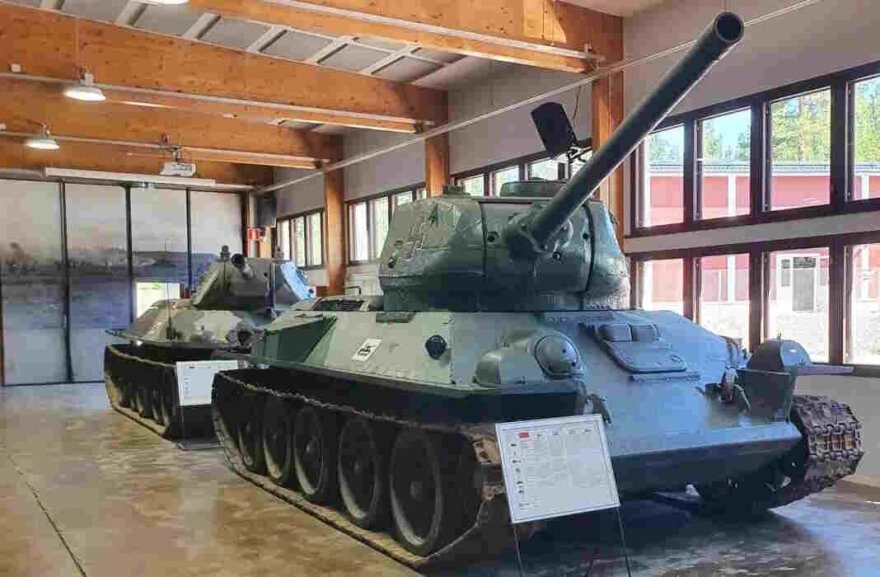 Pora T-34. Gale – 76 mm pabūklą turintis tankas, priešais jį – naujesnis 85 mm modelis. Parolos tankų muziejuje tai – ne vieninteliai T-34.
