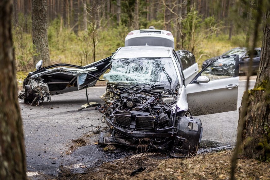 Irmanto Gelūno / BNS nuotr./Karačiūnų gatvėje BMW atsitrenkė į medį