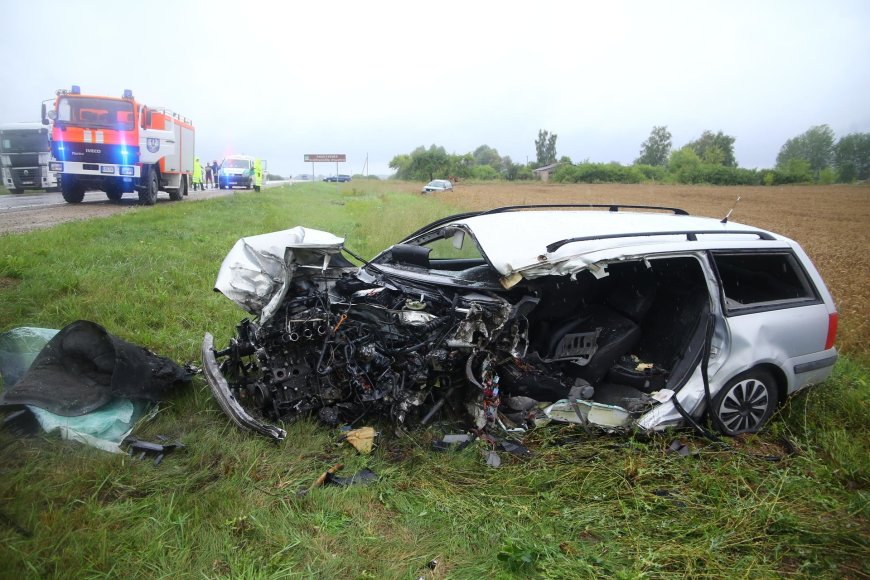 Tomo Markelevičiaus / 15min nuotr./Įvykio vietoje: kas liko iš VW, kurio vairuotojas žuvo