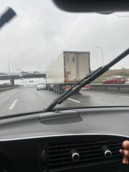 Nuotrauka iš „Facebook“ grupės „Kur stovi policija Kaune“/Įvykio vietoje: pirminė avarija, dėl kurios čia atvyko policija.