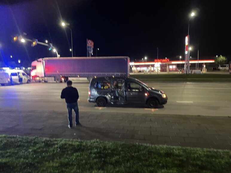 Nuotrauka iš „Facebook“ grupės „Kur stovi policija Kaune“/Įvykio vietoje Savanorių pr. ir Pramonės pr. sankryžoje