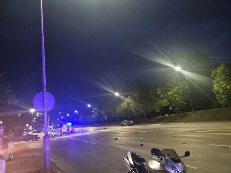 Nuotrauka iš „Facebook“ grupės „Kur stovi policija Kaune“/Įvykio vietoje Jonavos g. Kaune
