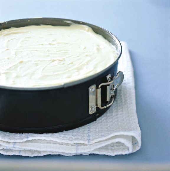 Vida Press nuotr./Kepimui paruoštas sūrio pyragas