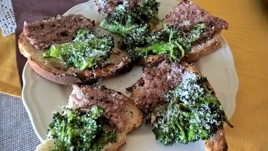 Bruschetta su brokoliais ir „pecorino romano“ sūriu